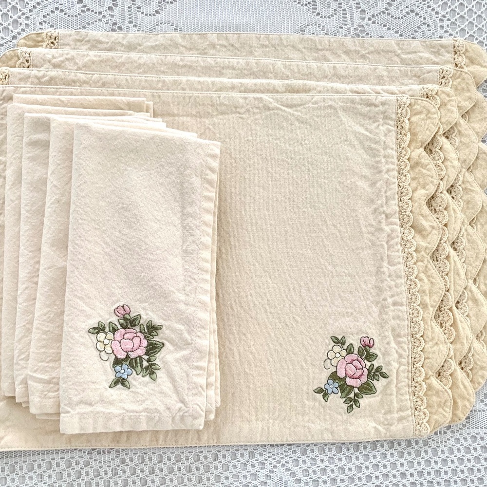 Pfaltzgraff "Tea Rose" Cloth Placemat & Napkin Set